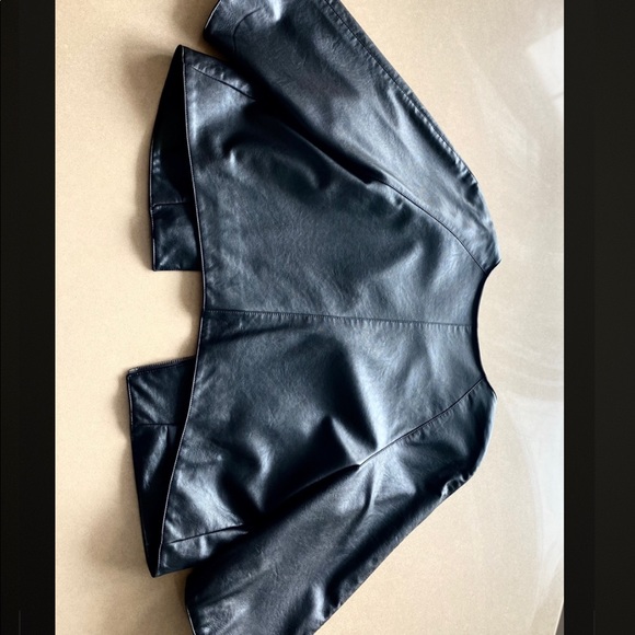 Black cropped leather jacket, with zipper pockets. - Picture 2 of 3